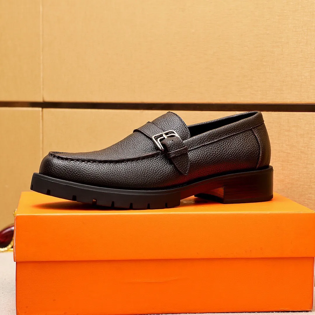 Men's shoes 💰460 💐 Product trademark: HERMES "Hermès" casual leather shoes Regular size: 39-44 (38.45🉑️customized) Product materials: Selected imported first-layer pebbled cowhide leather upper + classic hardware buckle, imported water-dyed 🐂 cowhide lining. Strong three-dimensional visual effect, non-slip and wear-resistant rubber outsole Color: 2⃣️colors available